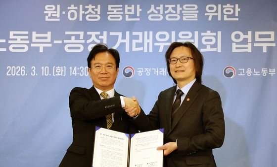 손 잡은 김영훈 노동부 장관·주병기 공정거래위원장