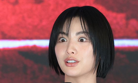 강도 사건 질문에 답하는 나나