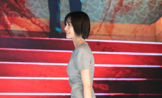 나나, 망사 드레스 입고 샤랄라