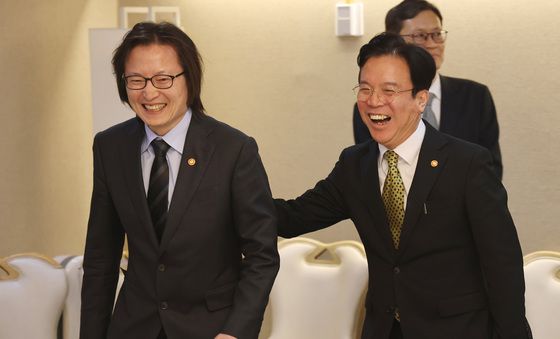 환하게 웃는 주병기 위원장·김영훈 장관