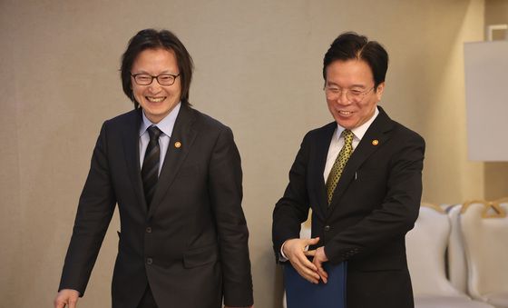 환하게 웃는 주병기 위원장·김영훈 장관