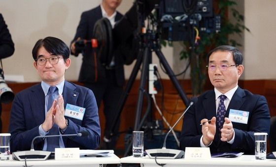 박수치는 윤상현·조재곤 대표