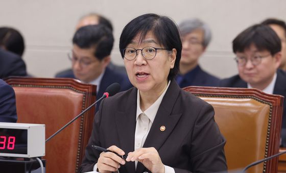 답변하는 정은경 보건복지부 장관
