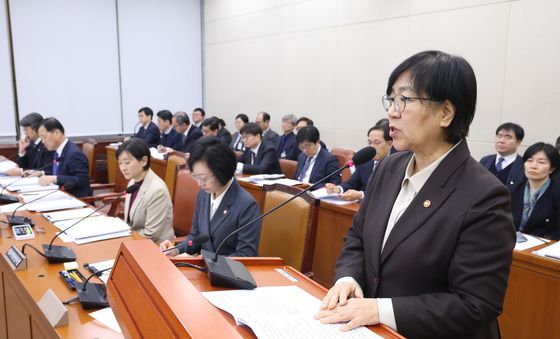 업무 보고하는 정은경 장관