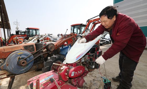 영농철 앞두고 수리센터 몰린 농기계들