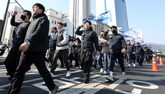 구호 외치며 행진하는 조합원들