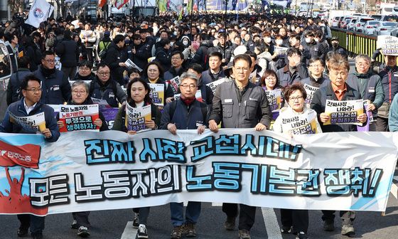 도심 행진하는 민주노총 조합원들
