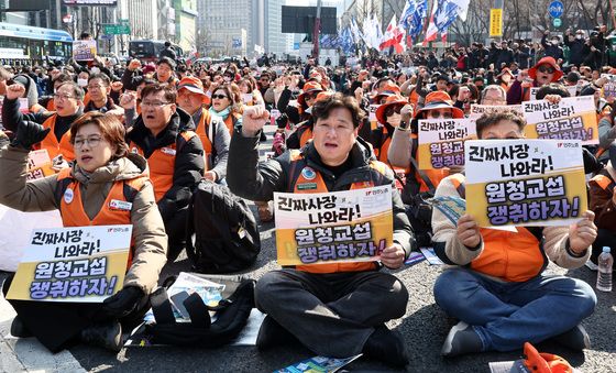 민주노총 투쟁 선포대회, 구호 외치는 조합원들