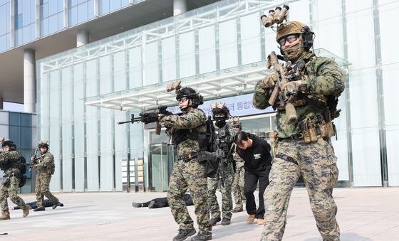 테러범 압송하는 특수부대원