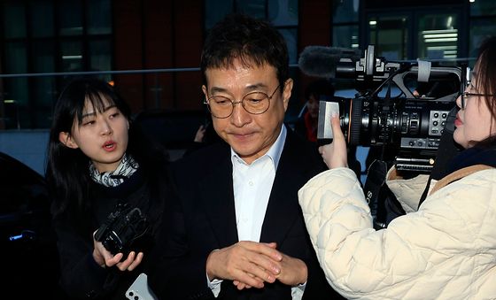 경찰 조사 받고 귀가하는 이재룡