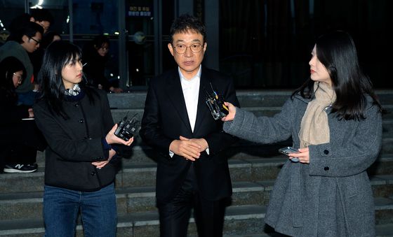 경찰 피의자 조사 받고 귀가하는 이재룡