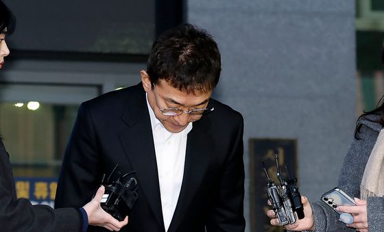 고개 숙인 이재룡