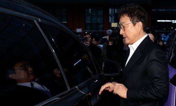 경찰 피의자 조사 받고 귀가하는 이재룡