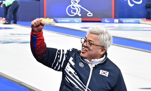 환호하는 박길우 감독