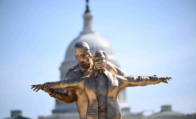 [포토] 트럼프와 성범죄자 엡스타인 동상