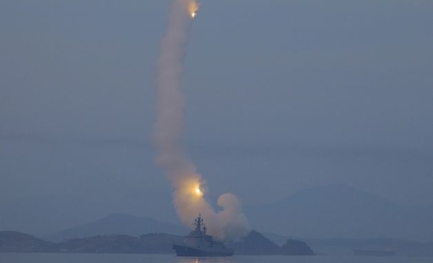 김정은 "국가핵무력 다각적 운용상태로 이행"