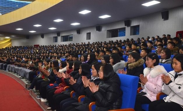 北 청진시 학생, 참전군인과 상봉…"영웅성·희생성 발휘한 이야기 경청"