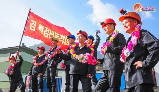 北, '석탄 증상' 열의 영대청년탄광 광부들 조명