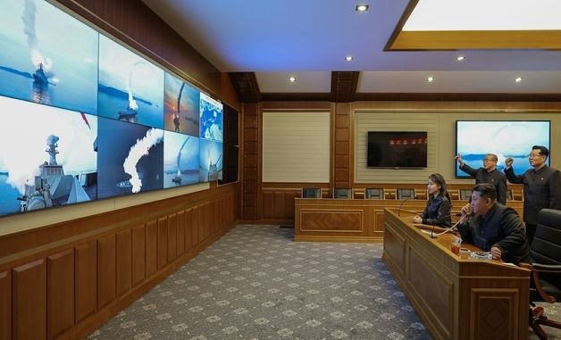'최현호' 순항미사일 시험발사 화상으로 지켜보는 김정은