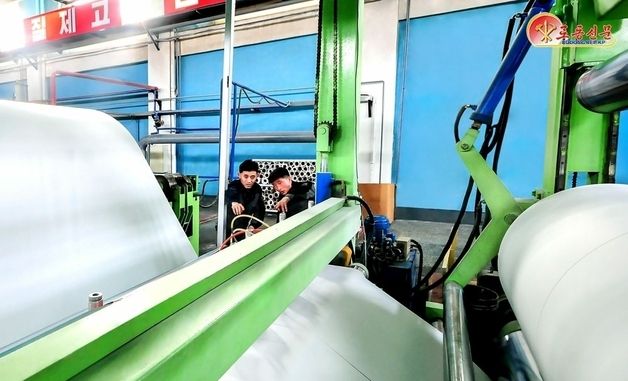 北 "민들레종이공장, 학습장용 종이 생산 매진"