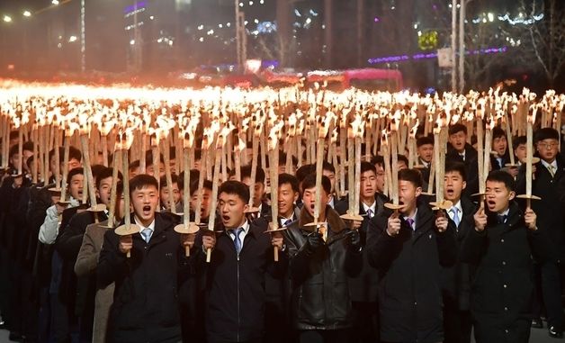 당 대회 이후 결집 분위기 지속…궐기모임 나선 청년들