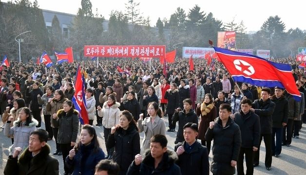 인공기 들고 궐기대회 참석한 북한 주민들