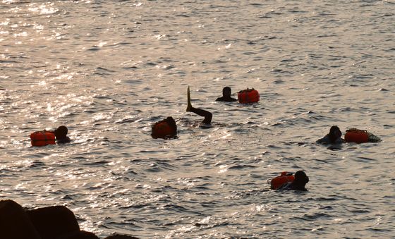 아침 윤슬 속으로