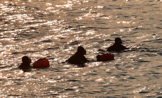 아침 물질하는 해녀