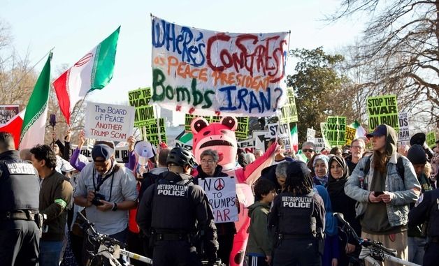 [포토] 이란과의 전쟁 반대 시위를 막고 있는 미국 경찰