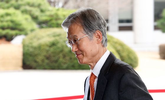 미소 지으며 발걸음 옮기는 조희대 대법원장