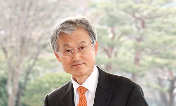 발걸음 옮기는 조희대 대법원장