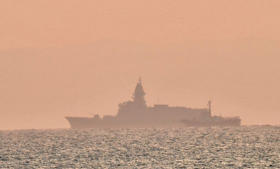 초미세먼지 뚫고 시 운항 중인 최신 호위함