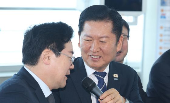 박찬대에게 마이크 대는 정청래