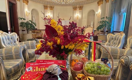 마하마 가나 대통령 숙소에 놓인 '가나' 초콜릿