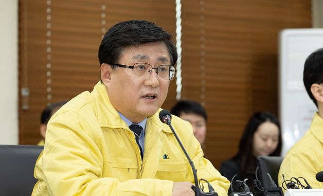 중동 상황 관련 에너지안보 점검 회의 주재하는 김성환 장관