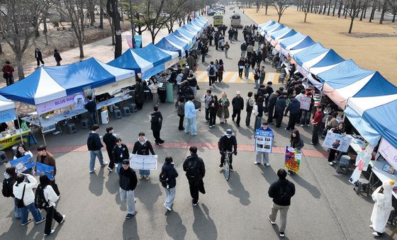 붐비는 대학 동아리 박람회