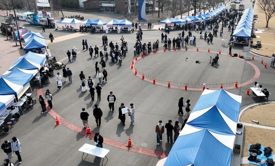 붐비는 대학 동아리 박람회