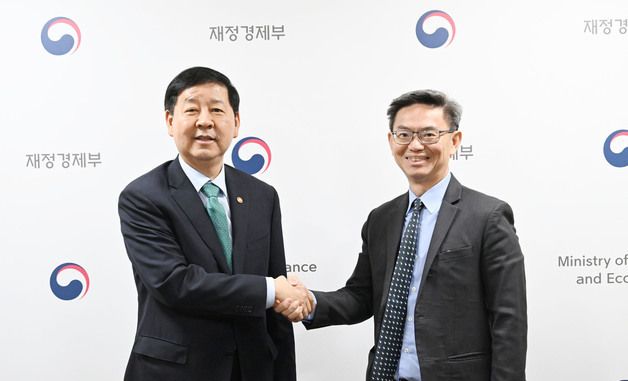 S&P 아태지역 국가신용등급 총괄 이사와 기념촬영하는 구윤철 부총리