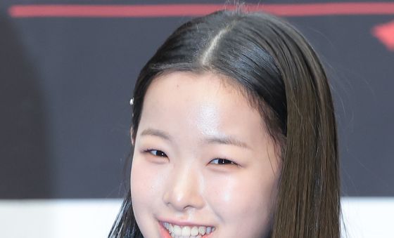 인사말 하는 이수연