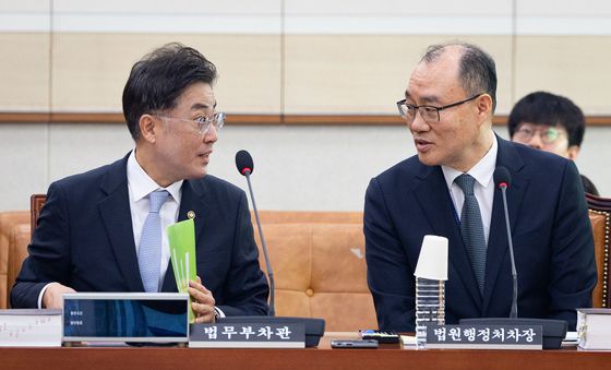 대화 나누는 이진수 법무부 차관과 기우종 법원행정처 차장