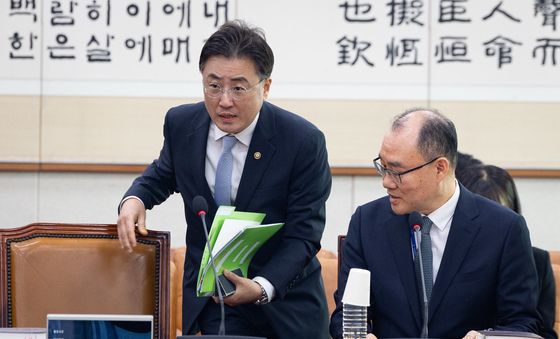 법사위 소위 출석하는 이진수 법무부 차관