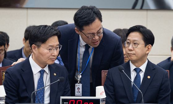 대화 나누는 배경훈 부총리와 관계자들