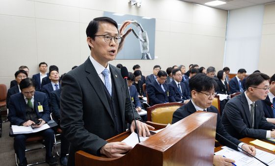 법률안 의결 인사말하는 최원호 원안위원장