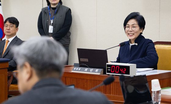 헛웃음 짓는 최민희 과방위원장