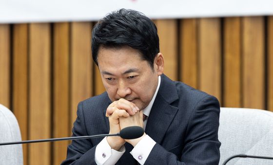 두 손 모은 장동혁 대표