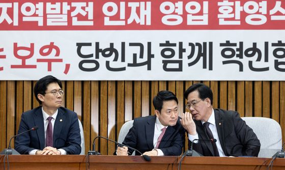 귀엣말 나누는 장동혁 대표와 송언석 원내대표