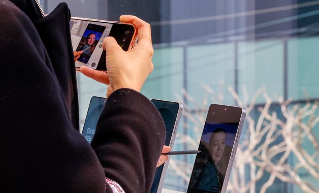 갤럭시 S26 체험하는 방문객