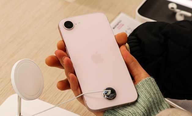 '가성비로 승부' 애플, 아이폰 17e 공식 출시