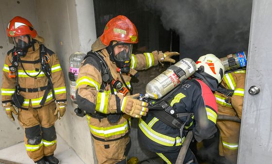 구획실 화재진압 훈련하는 소방관들