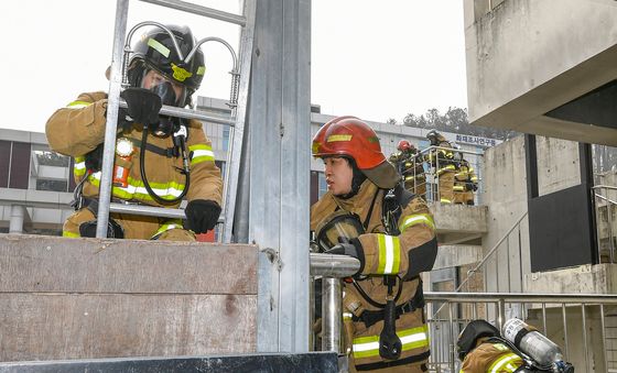 구획실 화재진압 훈련하는 소방관들